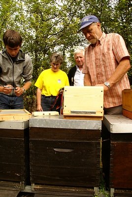 Jerzy Surmacz na praktyce pszczelarskiej u Josa Gutha w Luksemburgu (z tyłu rodzice )